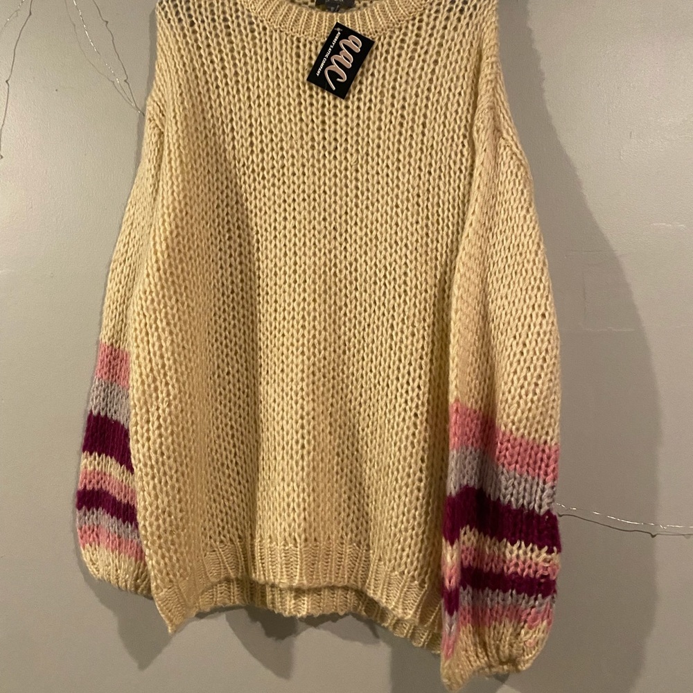 Thick knit Sweater with stripes around wrist